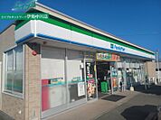 ファミリーマート津みなみ店 591m