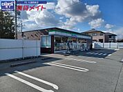 ファミリーマート津市戸木町店 643m