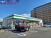 ファミリーマート伊勢中川駅前店 290m