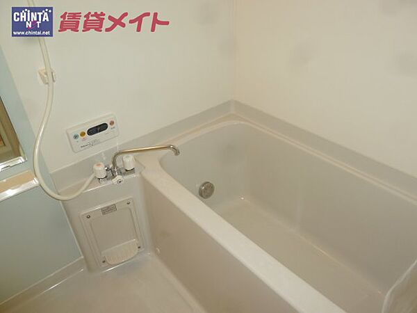 浴室：同タイプの部屋写真です。