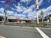ウエルシア伊勢河崎店 841m