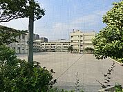 歴史と伝統を大切にしながら新しいことにもチャレンジしていく学校です。基礎・基本を大切にし、健康な心と体を育んでいけるよう、学校全体で取り組んでいます。