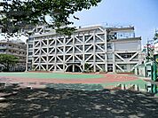 学校の指導などに関するアンケートが年に一度あり、保護者の意見を取り入れてくれます。算数は高学年になると単元ごとに小テストをしてレベルごとにクラス分けします。レベルに合わせた指導をしていただけます。