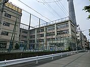 運動会、学芸会、音楽会、展覧会、バザーなども各年でとり行われます。オーケストラやミュージカルの観劇、プラネタリウム鑑賞などもあります。