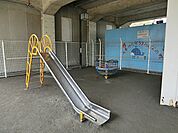 泳ぐくじら型の砂場があります。