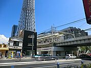東京の有名なシンボルタワーの一つ「東京スカイツリー」併設された商業施設「ソラマチ」にはバラエティ豊かな300以上の店舗があり近隣住民はもちろん、多くの観光客で賑わう場所です。