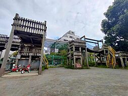 区立公園では珍しく、プレイリーダーが常駐しているわんぱく天国。園内はわんぱく砦、わんぱく広場、やすらぎ広場の3つのエリアに分かれ、その名の通りわんぱくキッズが楽しめる遊びがいっぱいです！
