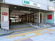 駅周辺はお店や街灯があるので、夜でも比較的安心して帰れます。