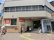 駅周辺は大通り沿いで道幅も広く、夜道も比較的明るいため、遅い時間でも比較的安心して歩けます。飲食店やスーパー等の店舗も豊富です。