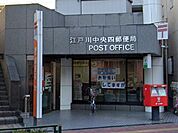 郵便窓口、貯金窓口、保険窓口、ATMの取り扱いがあります。駐車場があります。