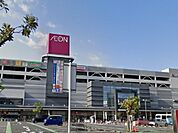 食品から日用生活必需品まで何でも購入できます。子供服売り場など食料品以外の店舗も22時まで開いています。