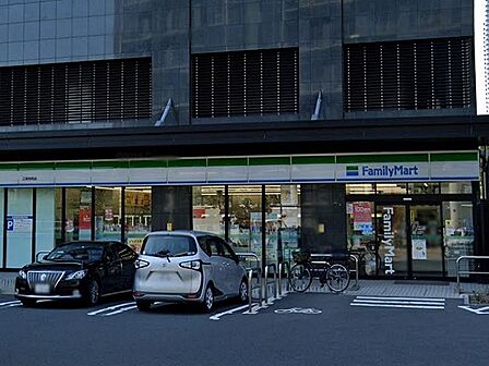 品揃えも良く、駐車場が広く利用しやすいコンビニです。