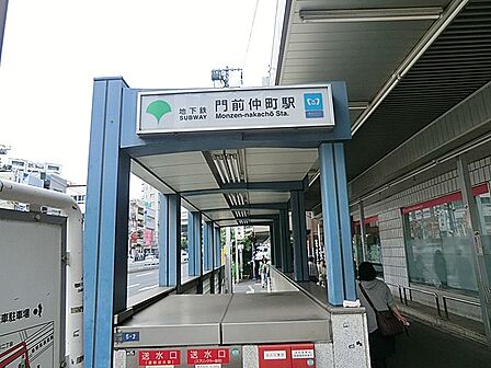 東京メトロ東西線の駅は門前仲町一丁目に、都営地下鉄大江戸線の駅は門前仲町二丁目にあり、接続駅となります。