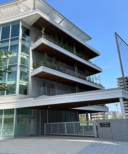 東京2020大会選手村跡地にできた新しい街のまんなかにある小学校・中学校学校。施設の一部は晴海西小学校と共有する。