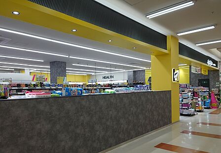 スーパービバホーム二階の専門店街にあります。薬や衛生用品などを販売しています。特に化粧品が充実しています。