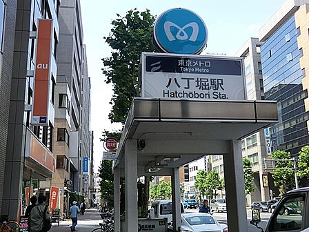 東京メトロ日比谷線とJR京葉線の乗り換え駅です。JRは京葉快速が停まります。