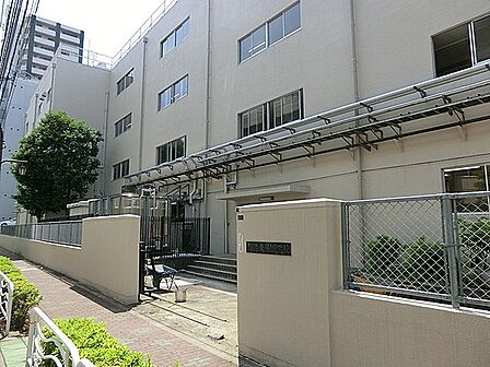 普通の小学校です。先生方は毎日忙しくされていますが、こちらからの相談にはすぐに応じて下さいます。様々な子どもたちがいますが、学校が荒れていることは全くありません。