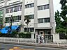 周辺：校庭が狭くプールと体育館が屋上にあるような典型的な都会の学校ですが、保護者の意識・学力は高い方だと思います。中学受験をなさる方も大変多いです。