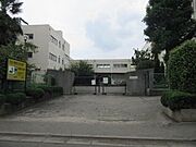 日野市立日野第六小学校まで400m 徒歩5分。学校教育目標は「学び考えを深める子」「思いやりの心をもち行動できる子」「がんばりぬく子」「身体をきたえる子」。学校HPで給食の献立が紹介されています。
