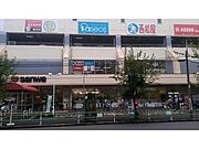西松屋三和日野旭が丘店まで850m 徒歩11分。営業時間は10:00-20:00。新生児から150cmまでの衣類(一部160cmまで)や、育児用品を扱っています。自社オリジナル製品も販売しています。
