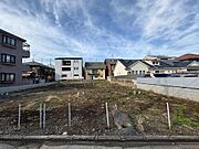 【前面道路含む現地写真】整った街並みに調和する、美しい全5区画。統一感のあるデザインで、住まう人の理想をかたちに。国立東4丁目で、上質な暮らしが始まります。