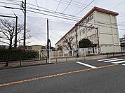 国立市立国立第三小学校まで500m 徒歩7分。「思いやりのある子」「考え実行する子」「健康でたくましい子」を教育目標として掲げている小学校です。