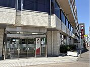 多摩信用金庫散田支店まで324m、徒歩5分。近くにあり、急に現金が必要な際に便利です。窓口営業時間/平日9:00〜15:00(昼休業11:30〜12:30)、ATM利用時間/8:00〜21:00。