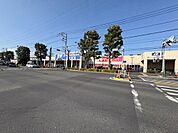 スーパーバリュー府中新町店まで450m 徒歩6分。首都圏で展開するホームセンター併設型のスーパーマーケット。営業時間は9:30〜20:00。駐車場54台(無料)。支払い方法は現金のみです。