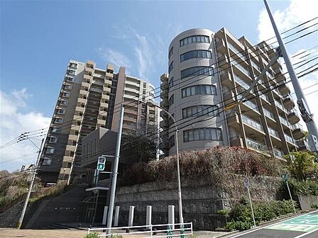 周辺には商業施設や飲食店が充実の住環境です
