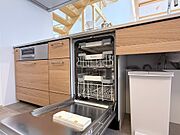 大容量のミーレ製食洗機があることで、調理後の片付けもスムーズ。オープンキッチンの美しさを保ちやすい設計です。