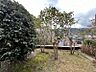 その他：庭には椿などが植樹され四季折々の姿を見せ、奥には湯河原の緑の山並みを望みます。