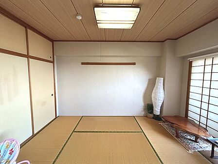 6帖の和室です。押し入れもあり収納もしっかり出来ます。