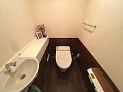 トイレは手洗い場付きで広々しています。