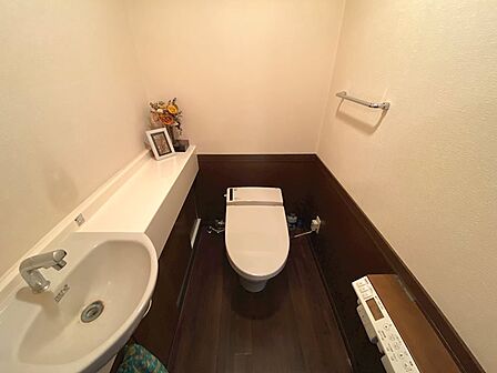 トイレは手洗い場付きで広々しています。