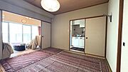 8帖和室。押し入れはお布団はじめ荷物の収納に大活躍。