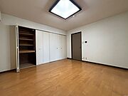 【洋室】約8.4帖ある洋室は主寝室としてご利用いただけます。