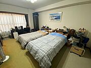 洋室にはシングルベッドを置いてもまだまだ余白がございます。