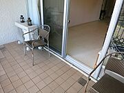 バルコニー面積約14m2は奥行きがあります。タイル張りですのでお手入れがスムーズです。