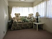 洋室（2）こちらは約6帖程の広さの角部屋です。可愛らしくコーディネートされており夢心地。