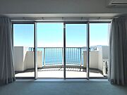 青い海に浮かぶ初島が写真やや左。その右に伊豆大島が浮かびます。