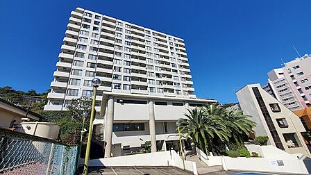 熱海駅から徒歩で約5分、マンション外観です。