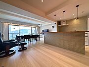 熱海駅徒歩3分の立地。温泉大浴場付きのリゾートレジデンス。