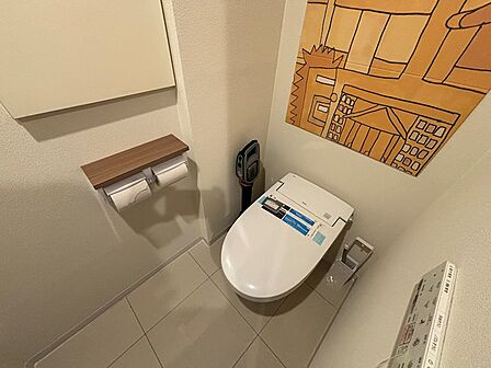 タンクレスのトイレにリフォームされております。