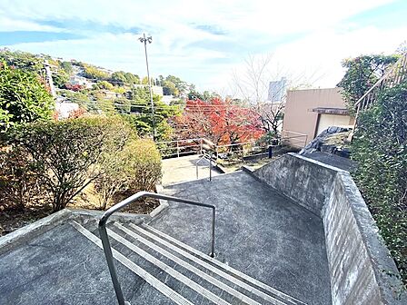 【サブエントランス】1階部分からもマンションへ入れます。徒歩での移動はこちらが便利です。