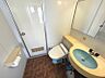 トイレ：【トイレ】コンパクトで使い勝手のよい洗面台、トイレ空間。