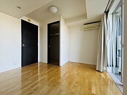 約7帖の主寝室。各寝室に大型のウォークインクローゼットが配置されています。
