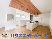 リビングは、食事スペースと寛げる場所設けてもまだ余裕の広さ。明るい光が照らしてくれます。