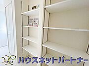 物の高さや大きさにより自由に高さを調整できる可動棚。入れたいものに合わせてアレンジできるので収納場所が自然と定まり、整理整頓も楽々行えます。