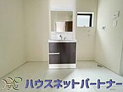 明るい清潔感のある洗面所は、鏡も大きくシンクが広々。朝の支度も楽にこなせます。