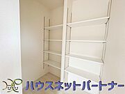 物の高さや大きさにより自由に高さを調整できる可動棚。入れたいものに合わせてアレンジできるので収納場所が自然と定まり、整理整頓も楽々行えます。